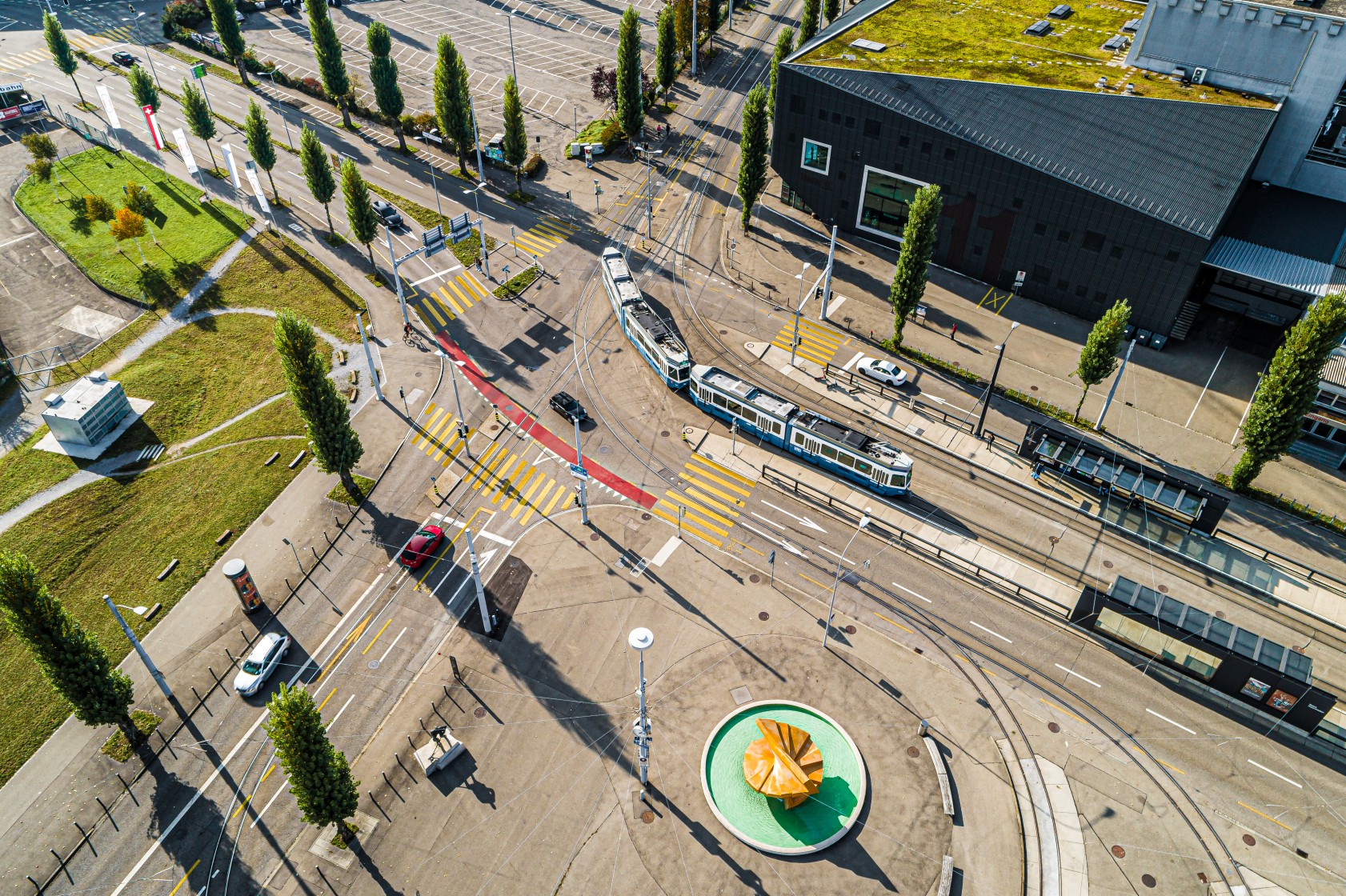 Strassenraum mit Fuss-, Velo- und Tramverkehr vor dem Hallenstadion