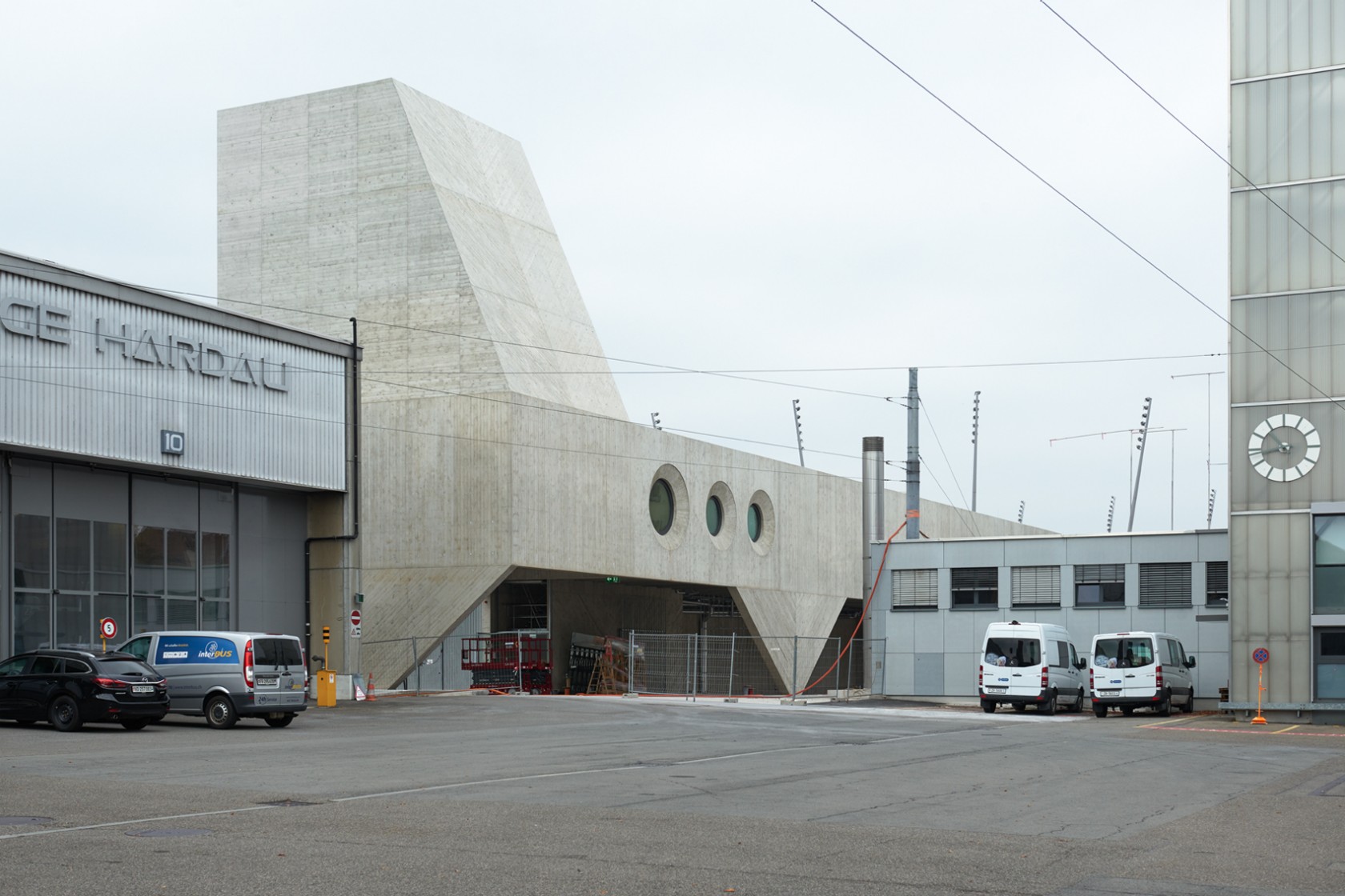 Das Foto wirft einen Blick auf die neue Busgarage sowie den Werkhof.