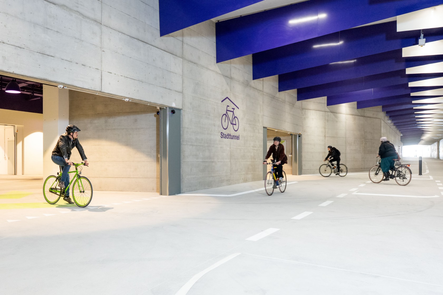 Inneres des Velotunnel mit einer Arbeitsbühne