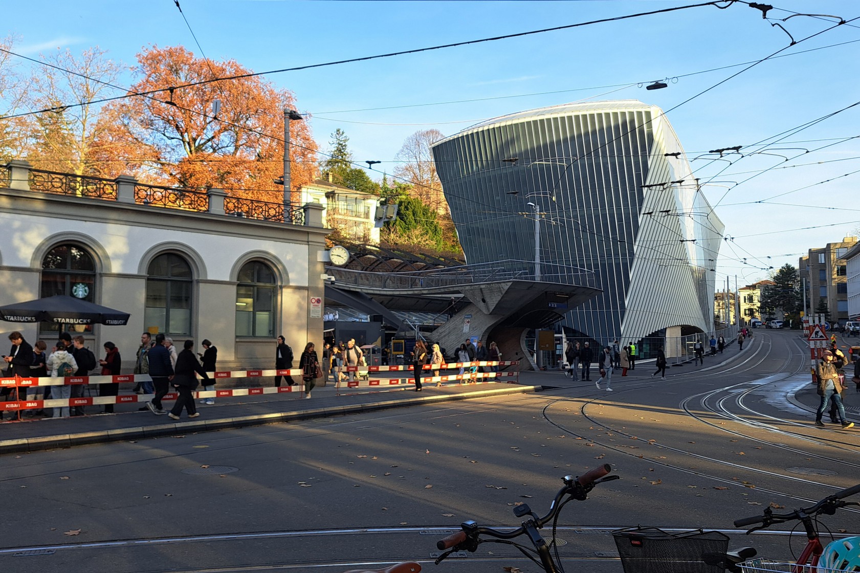 Stadelhoferplatz mit Haus zum Falken