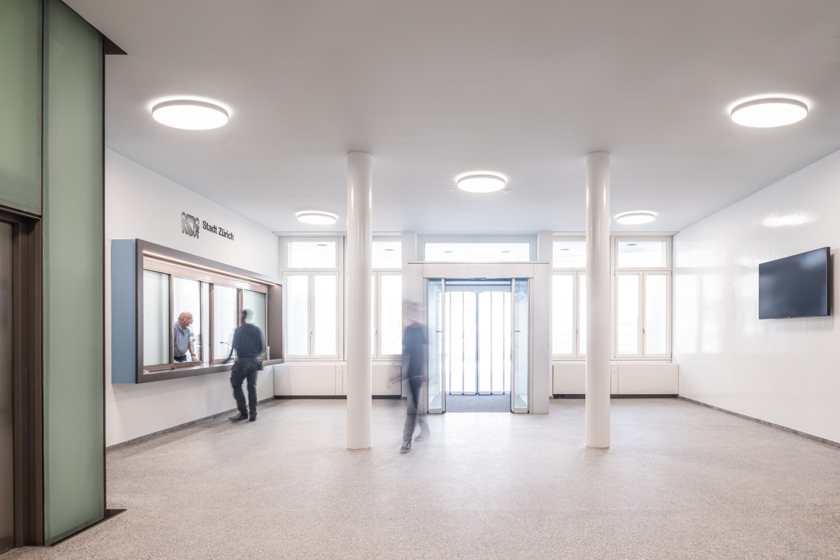 Haupteingang des Verwaltungszentrums Eggbühl im Erdgeschoss mit neuer Loge (© Till Forrer, Zürich)