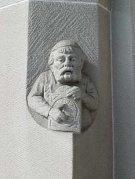 Eine Figur aus Beton am Stadthaus in Zürich