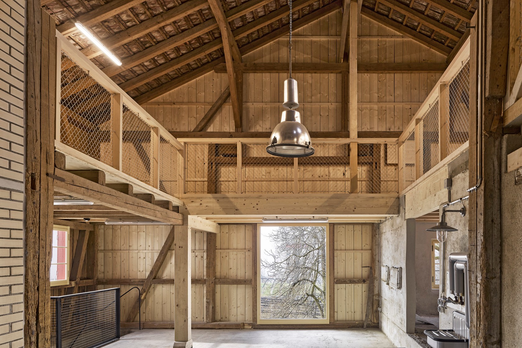 Das Foto wirft einen Blick in den Innenraum der Scheune aus Holz.