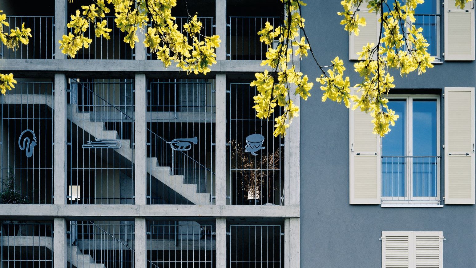 Das Foto wirft einen Blick auf die Fassade der Siedlung.