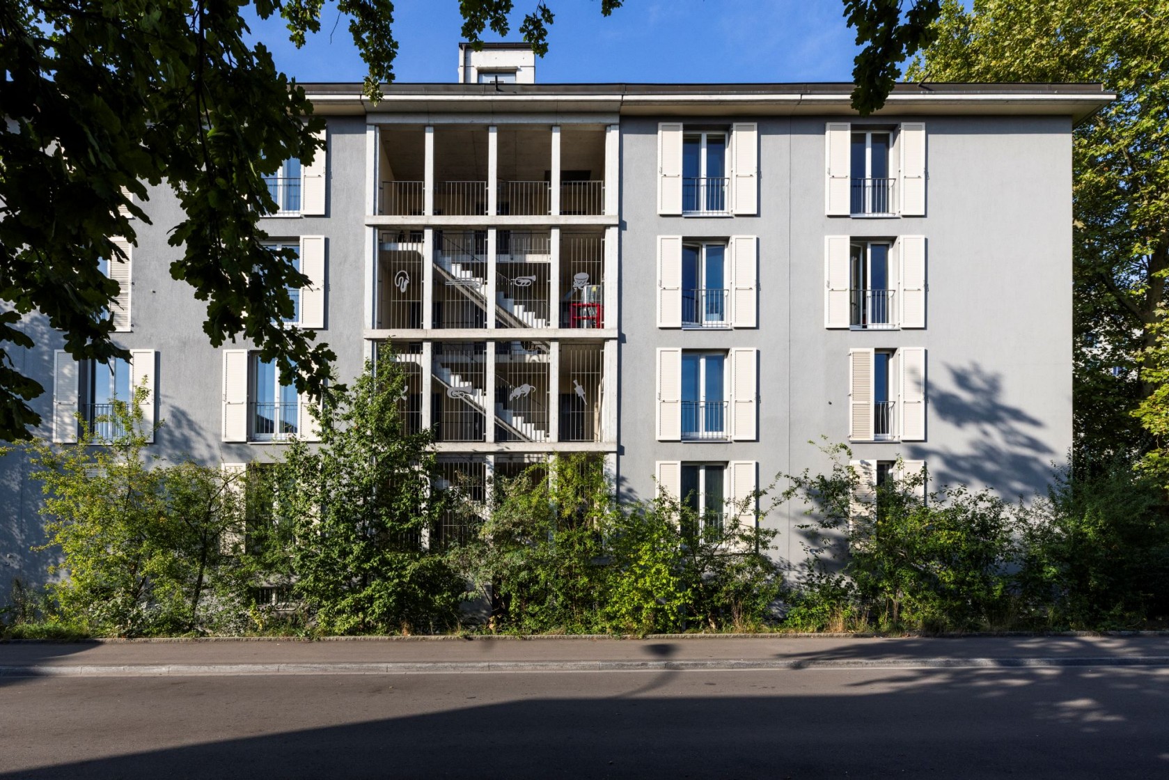 Das Foto wirft einen Blick auf die Fassade der Siedlung.