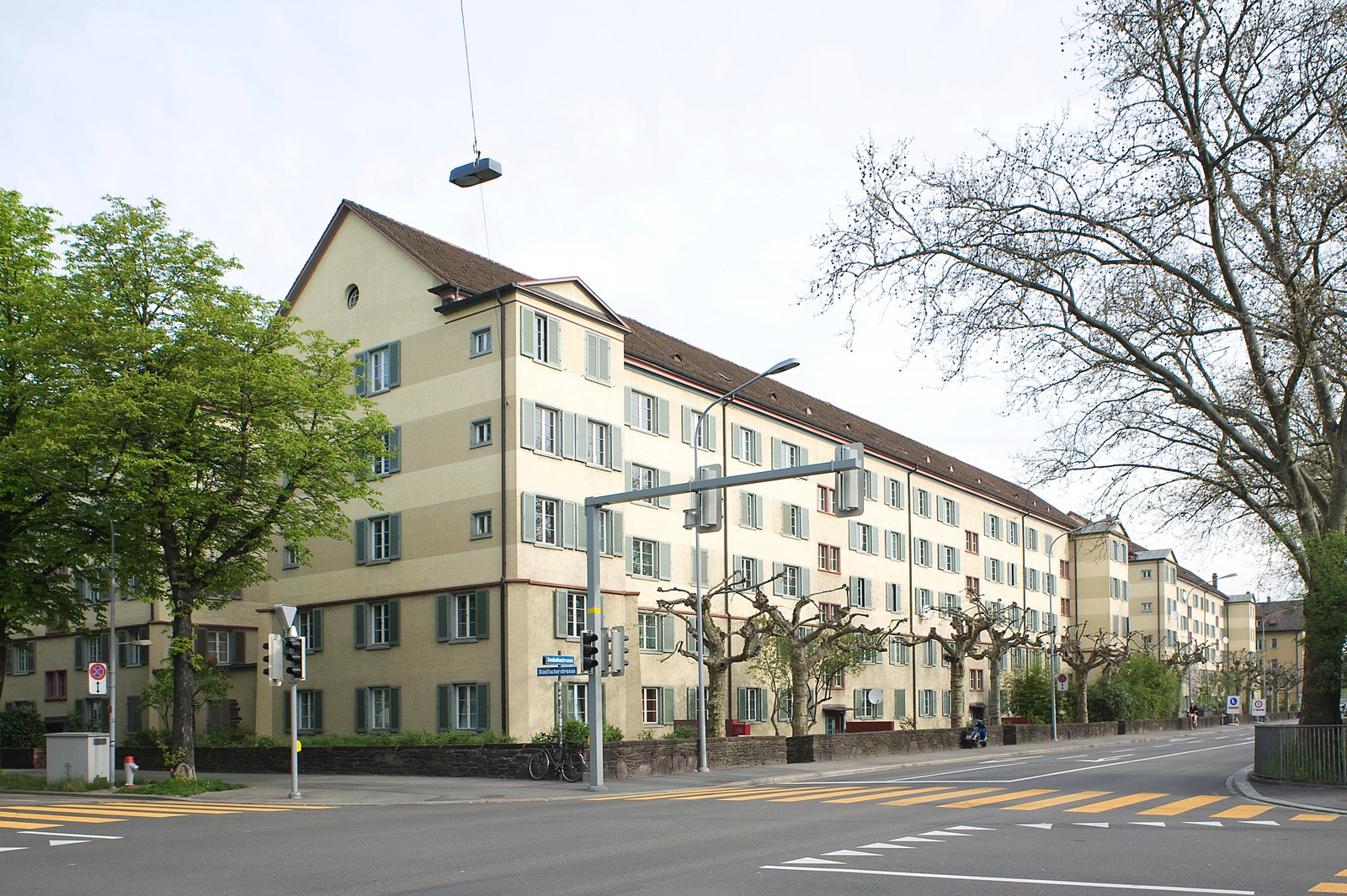 Das Bild zeigt die Fassade der Wohnsiedlung. Bild: Baugeschichtliches Archiv, Juliet Haller