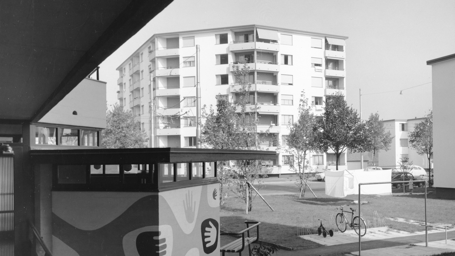 Der Innenhof mit Blick auf das Hochhaus. Bild: Baugeschichtliches Archiv, Michael Wolgensinger
