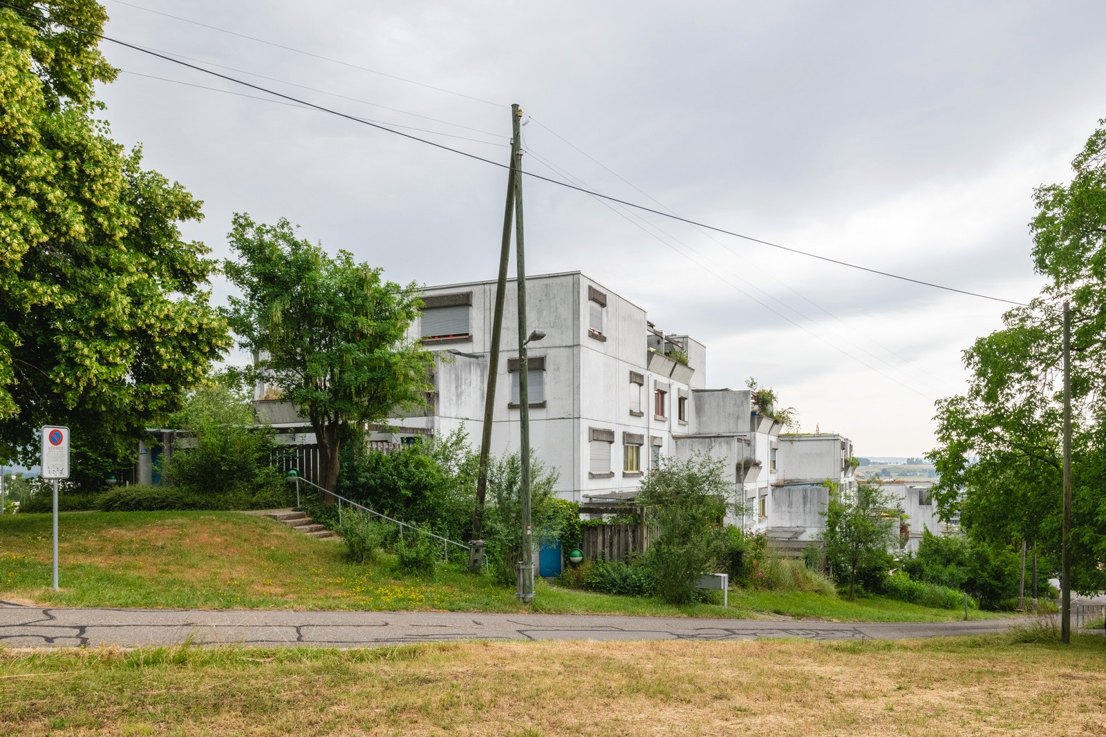 Das Foto wirft einen Blick auf die Fassade der Siedlung. Baugeschichtliches Archiv, Maurice K. Grünig