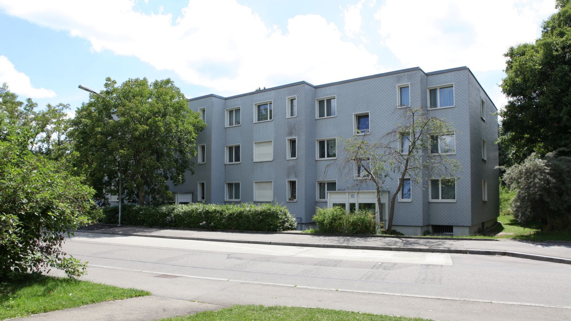 Das Foto wirft einen Blick auf die Fassade der Siedlung. Bild: Giorgio von Arb