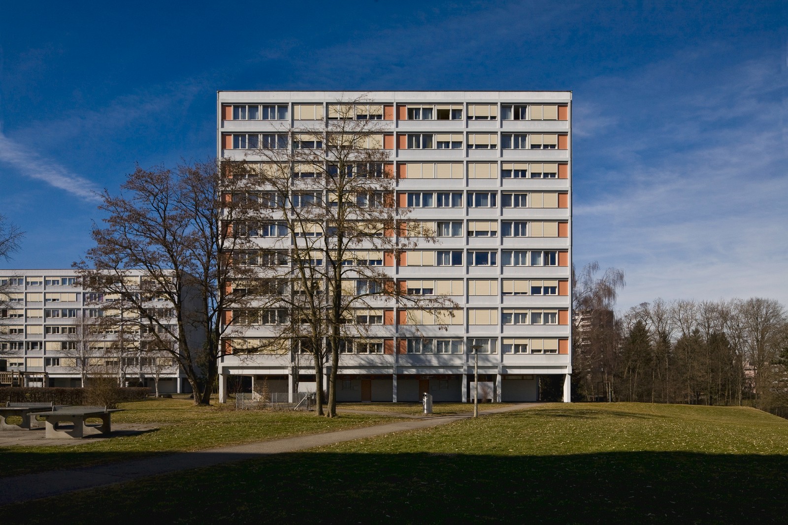Das Foto wirft einen Blick auf die Fassade der Siedlung.