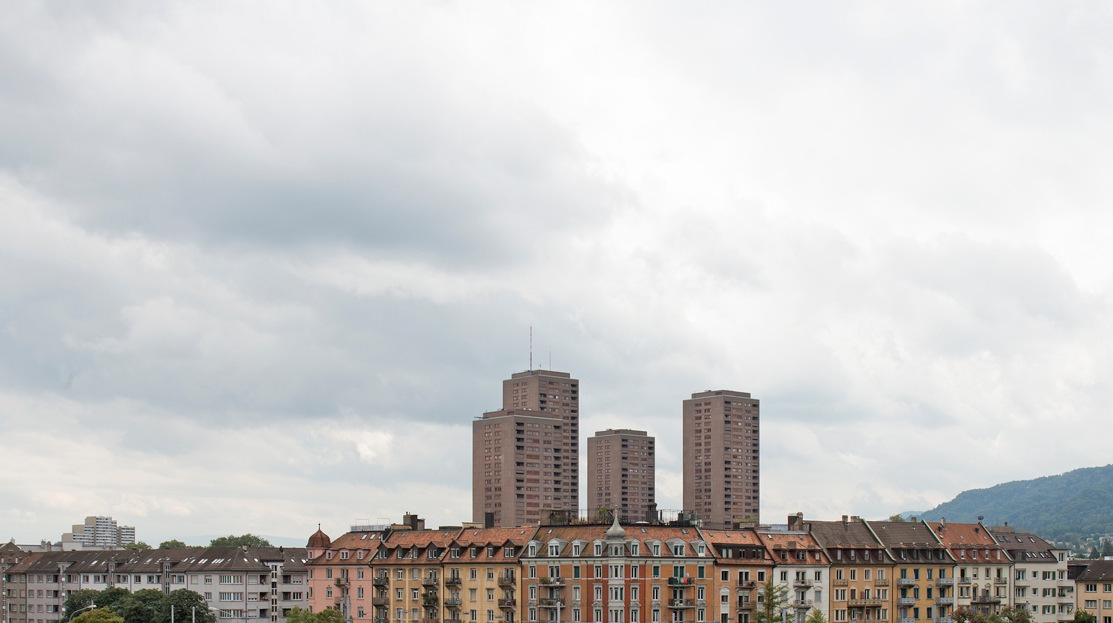 Die Türme der Wohnsiedlung Hardau II erreichen eine Höhe von bis zu 93 Metern. Bild: Baugeschichtliches Archiv, Juliet Haller