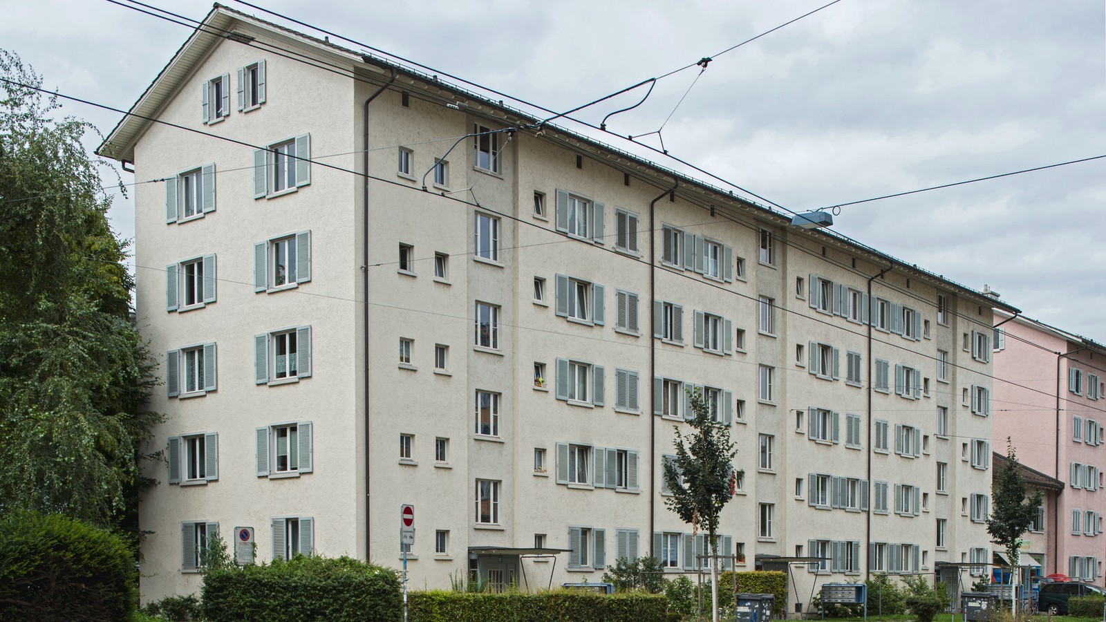 Das Foto wirft einen Blick auf die Fassade der Siedlung. Bild Thomas Hussel