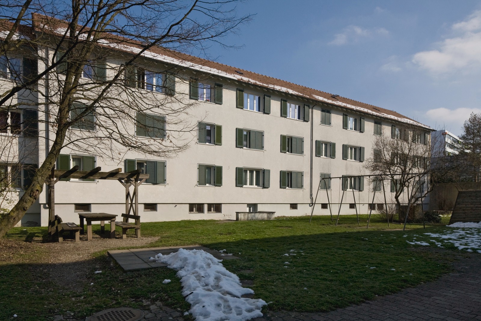 Das Bild zeigt die Fassade der Wohnsiedlung. Bild: Baugeschichtliches Archiv, Thomas Hussel