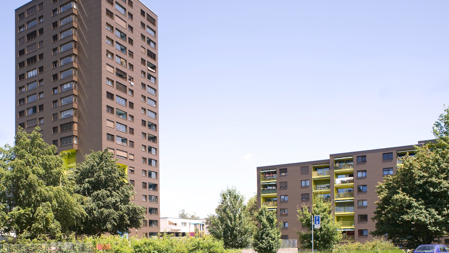 Das Foto wirft einen Blick auf die Fassade der Siedlung. Bild: Baugeschichtliches Archiv, Juliet Haller