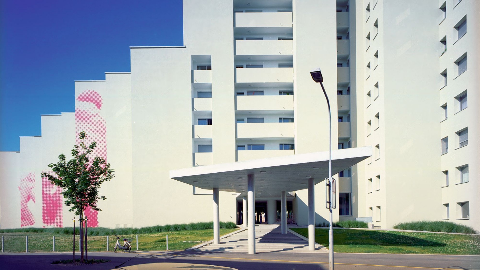 Das Bild zeigt einen Blick auf die Fassade. Bild: Walter Mair