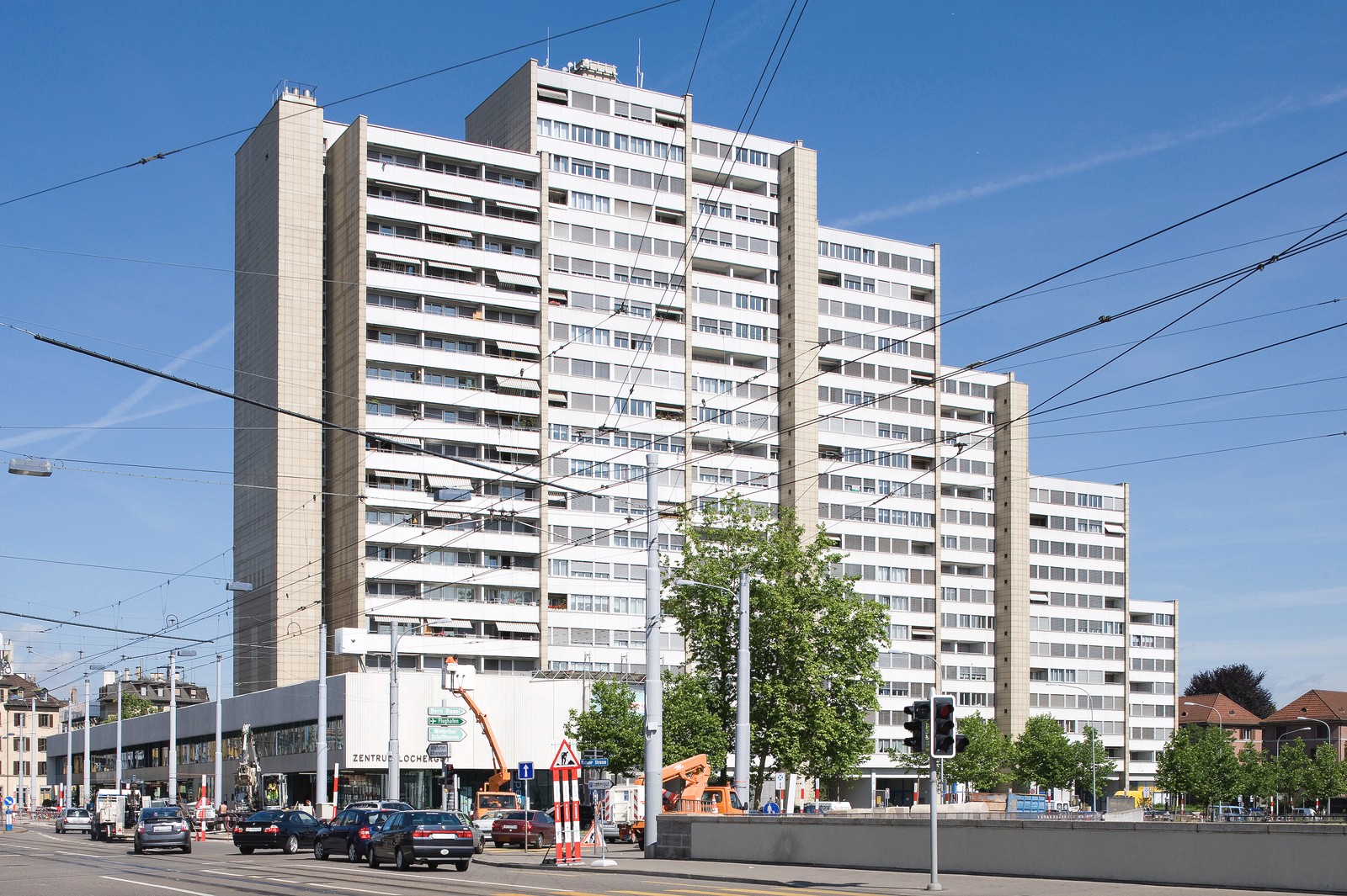 Das Bild zeigt die Fassade der Hochhäuser. Bild: Baugeschichtliches Archiv, Juliet Haller