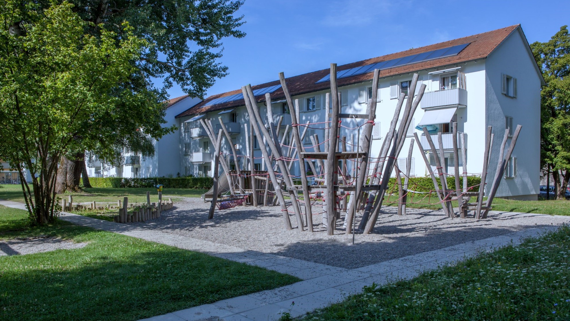 Das Foto wirft einen Blick auf die Fassade der Siedlung. Bild Giorgio von Arb