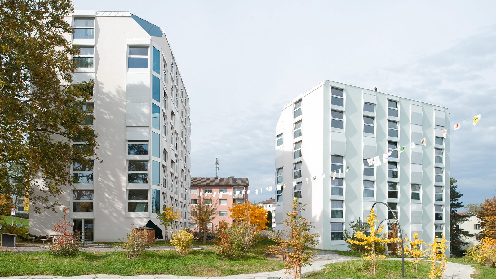 Das Foto wirft einen Blick auf die Fassade der Siedlung.