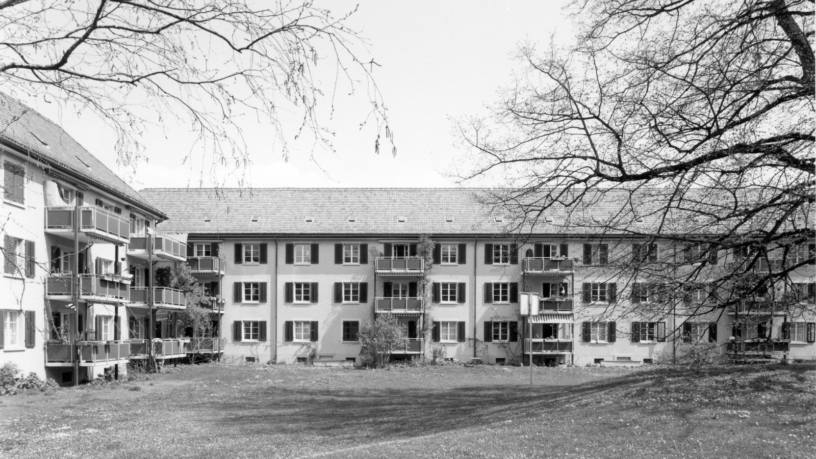 Das Bild zeigt einen Blick auf die Fassade. Bild: Baugeschichtliches Archiv, Thomas Hussel