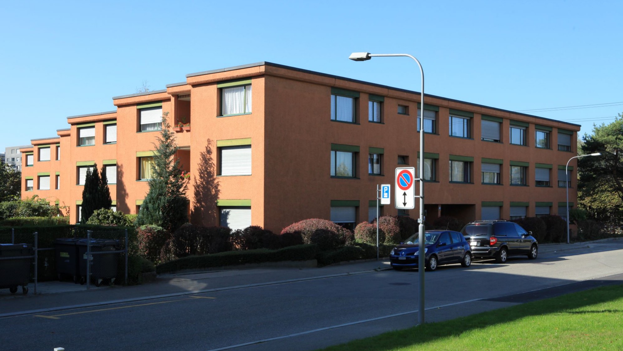 Das Bild zeigt einen Blick auf die Fassade der Wohnsiedlung.