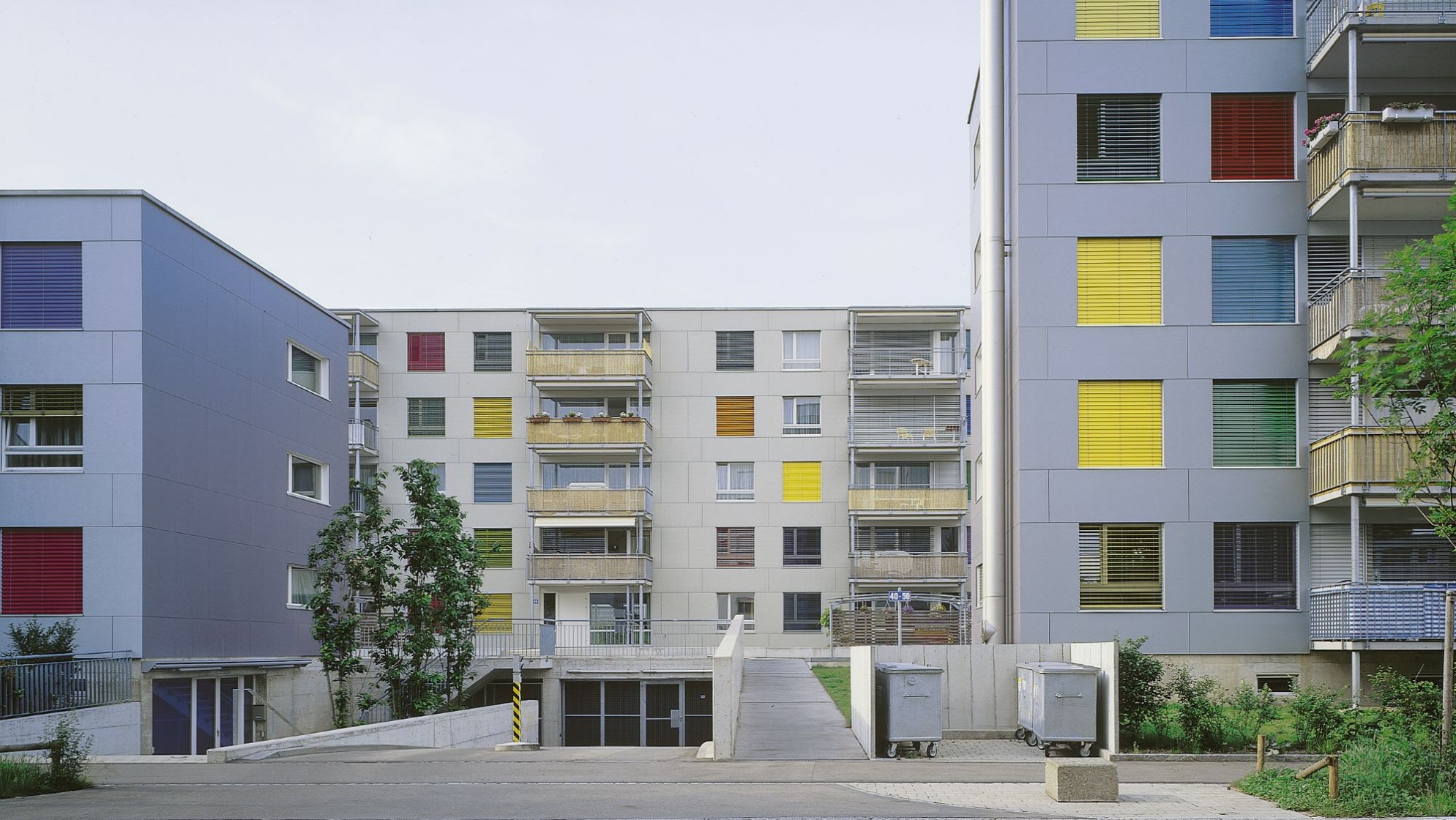 Bunte Fensterstoren beleben die Fassaden zum Hof- und Strassenraum der Wohnsiedlung Stiglen. Bild: Walter Mair