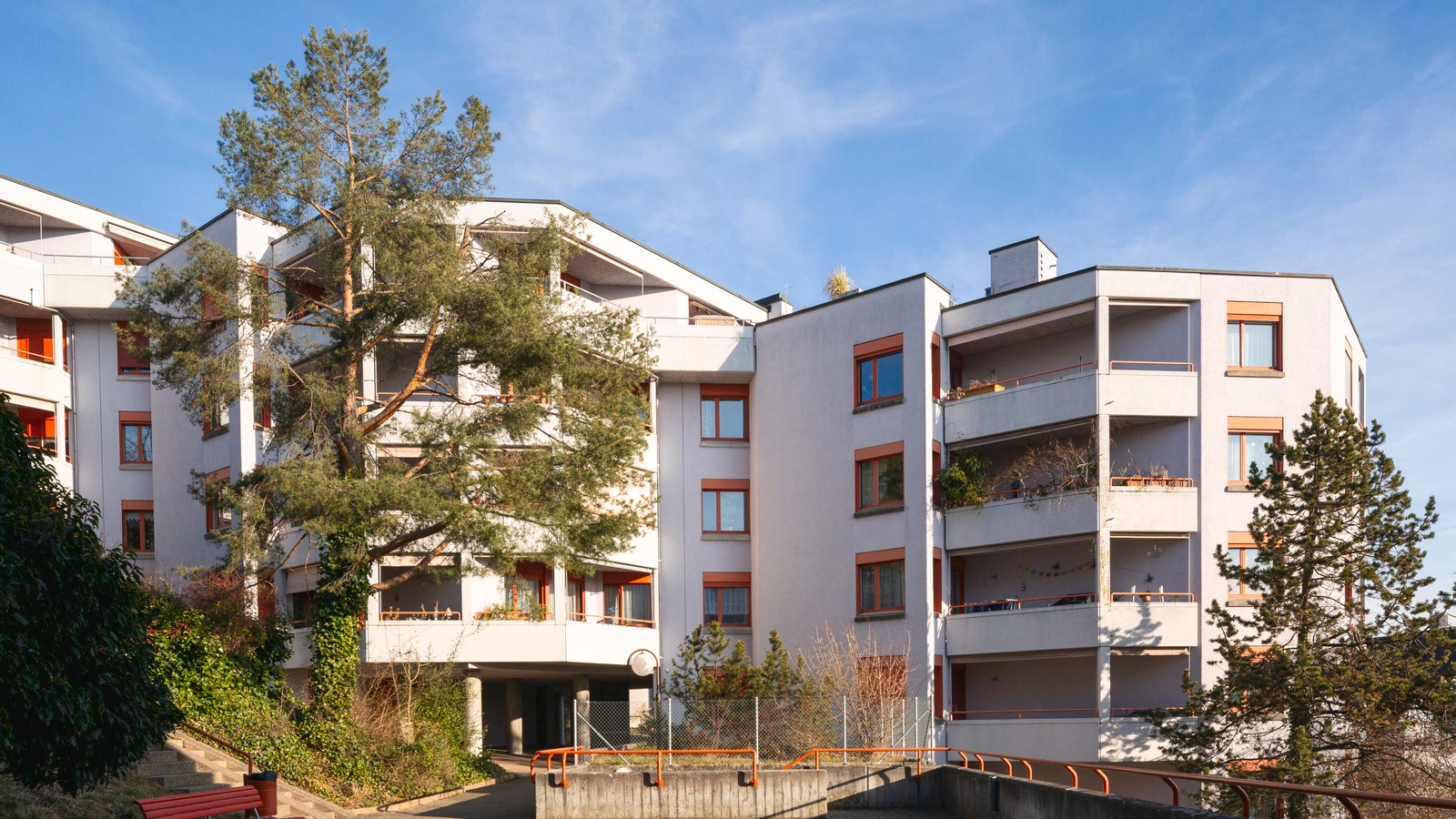 Das Bild zeigt einen Blick auf die Fassade. Bild: Baugeschichtliches Archiv, Timon Wenger