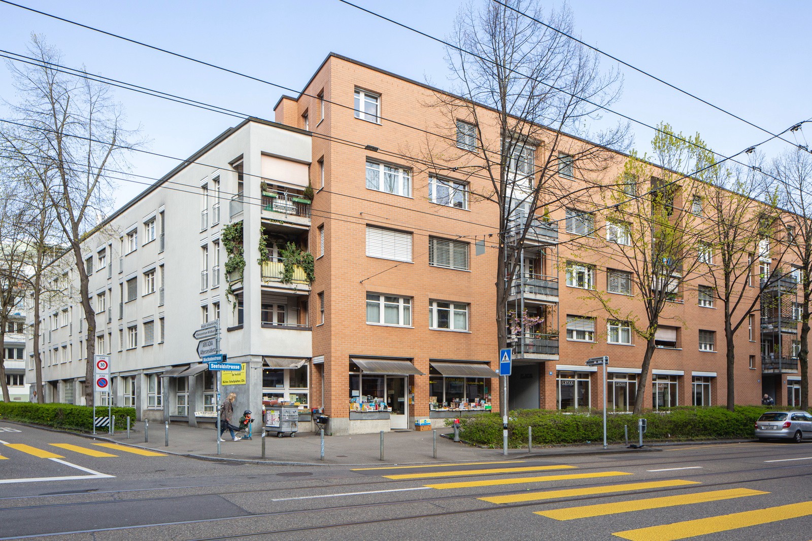 Das Bild zeigt die Fassade der Wohnsiedlung im Kreis 8. Bild: Jonathan Steiger
