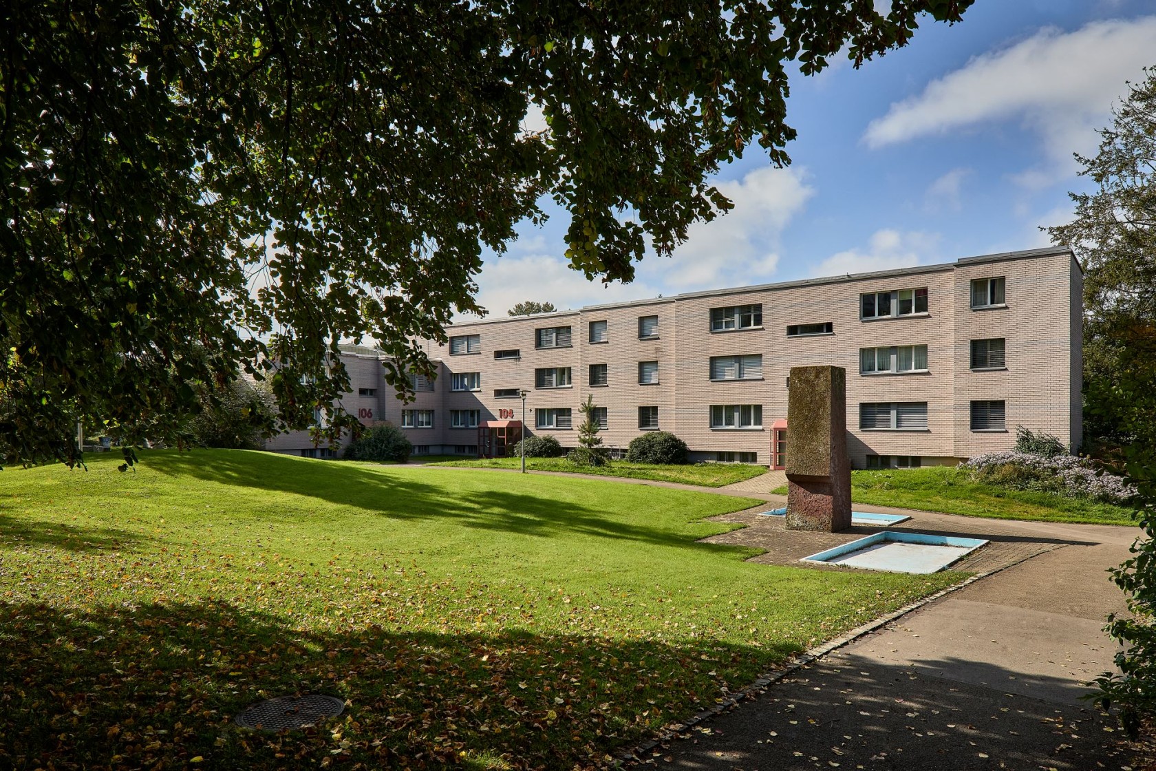 Das Foto wirft einen Blick auf die Fassade der Siedlung. (Bild: Rita Palanikumar)