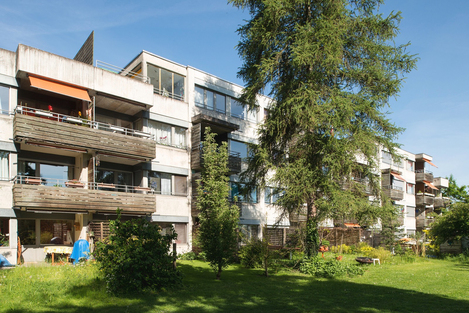 Das Bild zeigt einen Blick auf die Fassade der Wohnsiedlung. Bild: Baugeschichtliches Archiv, Juliet Haller