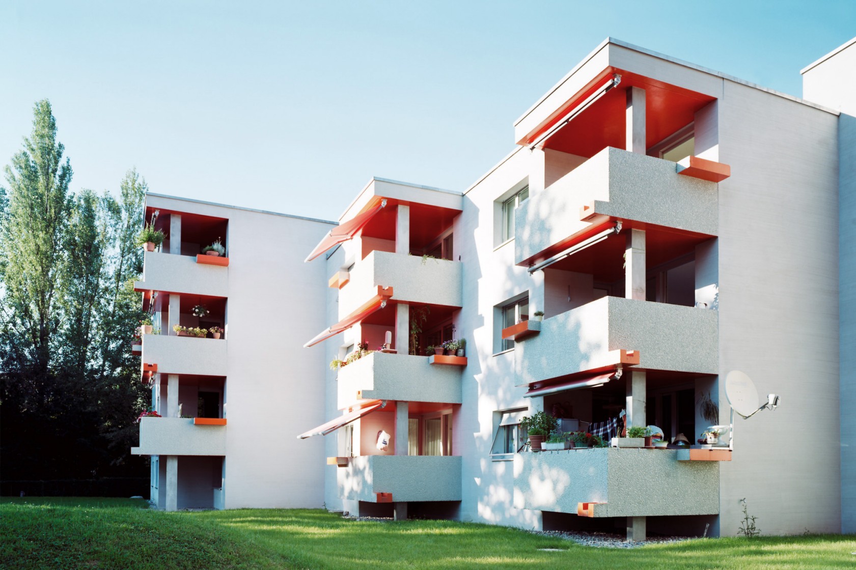 Die vergrösserten Balkone sorgen für Licht und Leichtigkeit in der Wohnsiedlung. Bild: Amt für Hochbauten, Foto: Andreas Ilg, Zürich