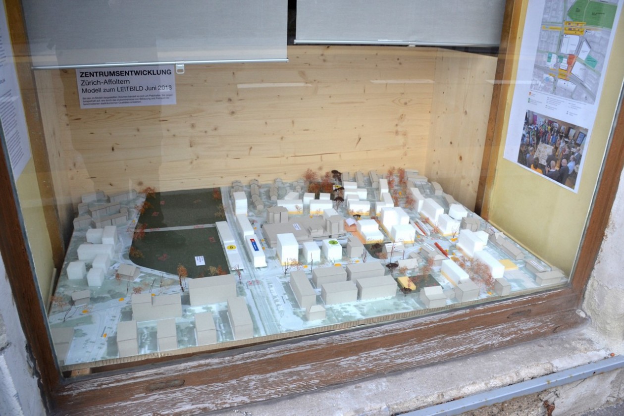 Modell zum Zentrum Affoltern in einem Schaukasten im Zehntenhaus
