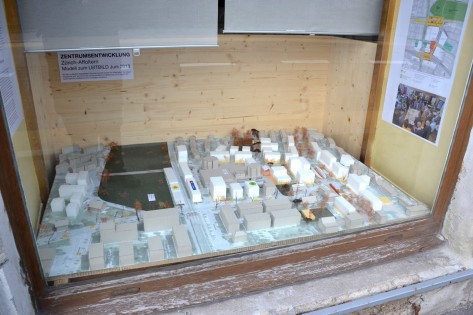 Modell zum Zentrum Affoltern in einem Schaukasten im Zehntenhaus