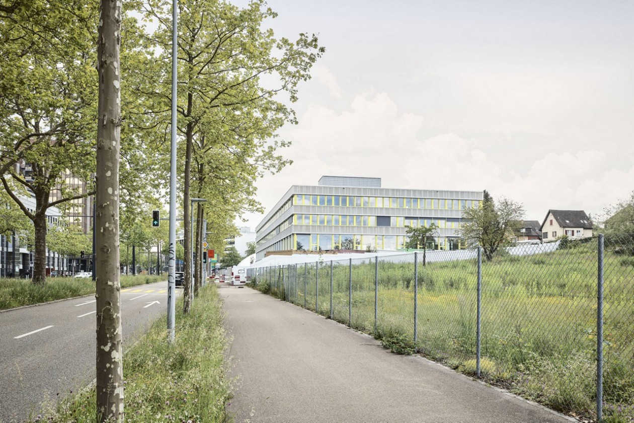 Blick auf das Schulhaus von der Thurgauerstrasse aus.