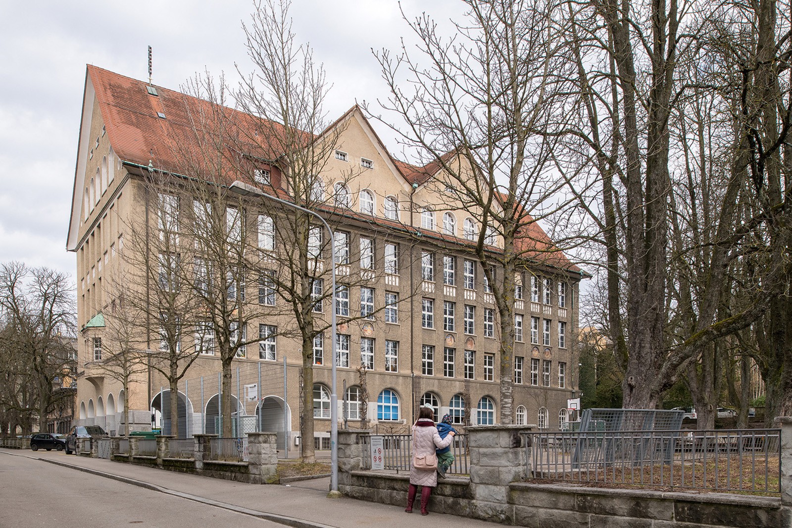 Blick auf die Schulanlage Münchhalde mit Pausenanlage.
