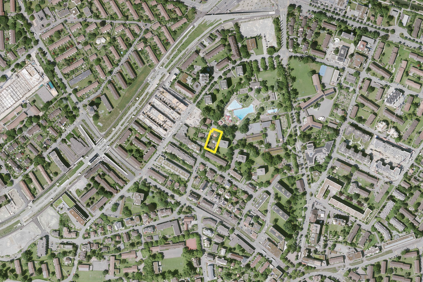 Luftaufnahme des heutigen Betreuungsgebäudes auf der Schulanlage Auhof.