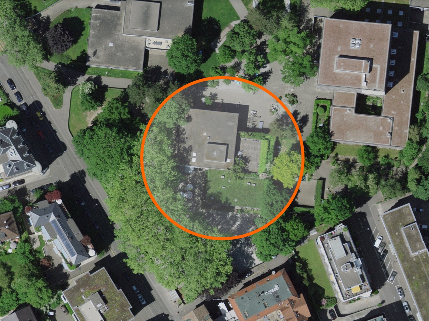 Luftaufnahme des Gebäudekomplexes an der Seefeldstrasse 93/95