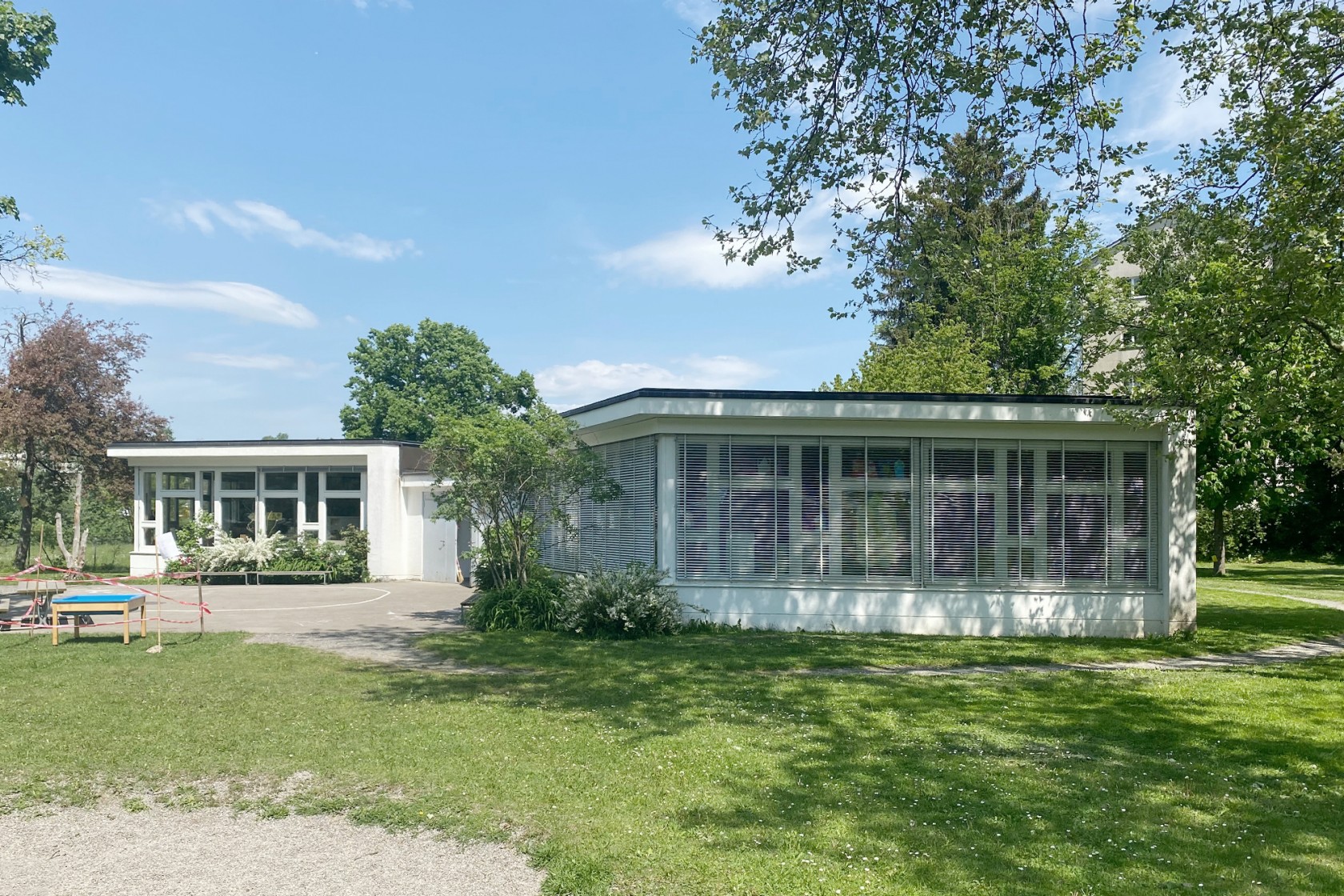 Aussenaufnahme auf Kindergarten Schwandenwies mit Grünanlage.