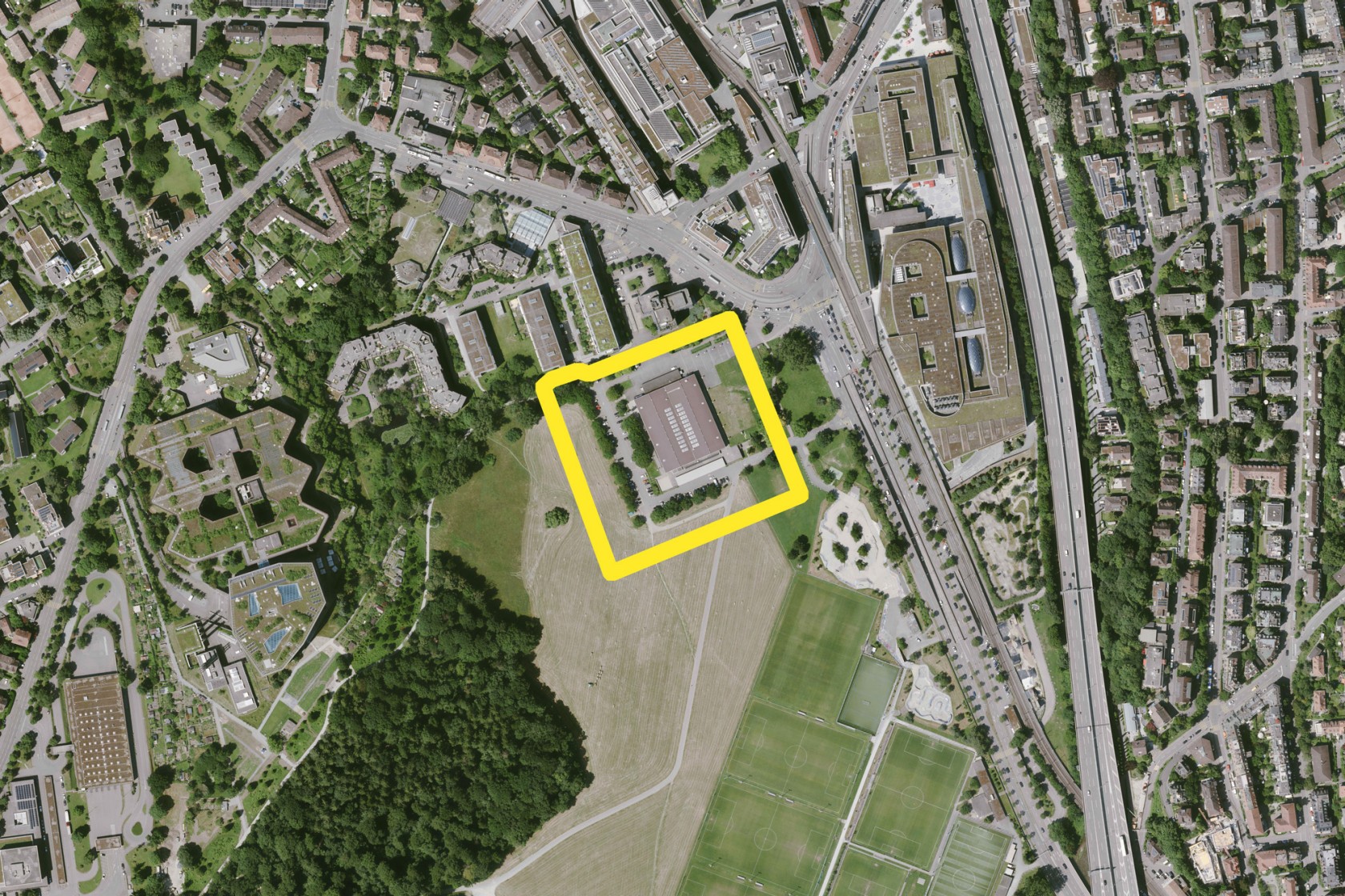 Gelb eingezeichneter Perimeter auf der Karte markiert den Wettbewerbsstandort der Saalsporthalle.
