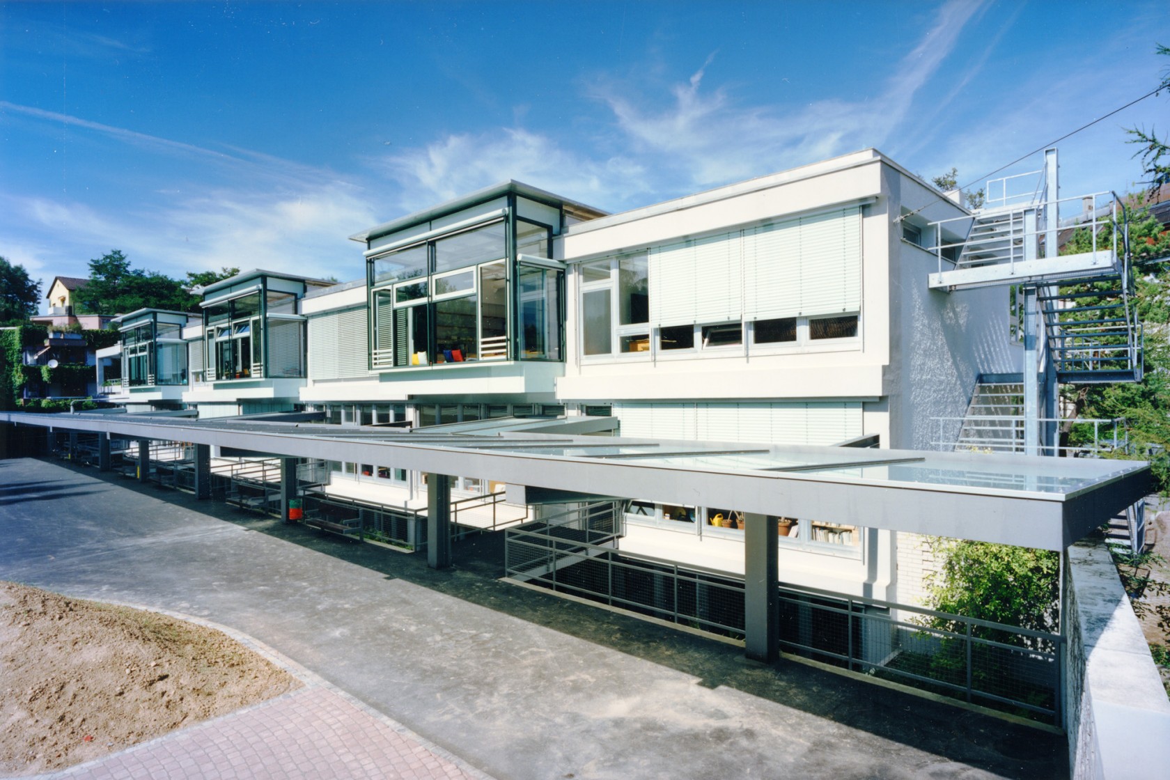 Aussenansicht der Schulanlage Manegg.