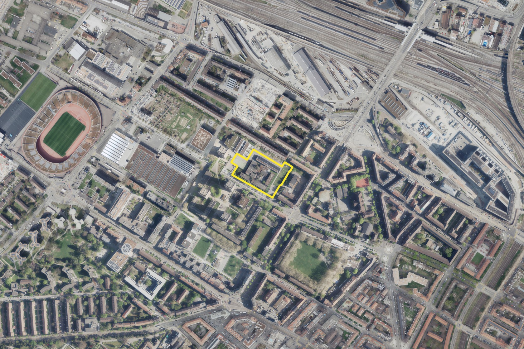 Gelb eingezeichneter Perimeter auf der Karte markiert den Wettbewerbsstandort des Schulhauses Bullinger.