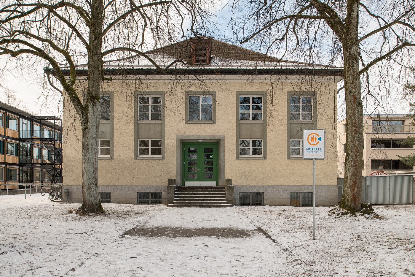 Blick auf die Sportanlage Liguster mit verschneiten Rasenflächen im Vordergrund.