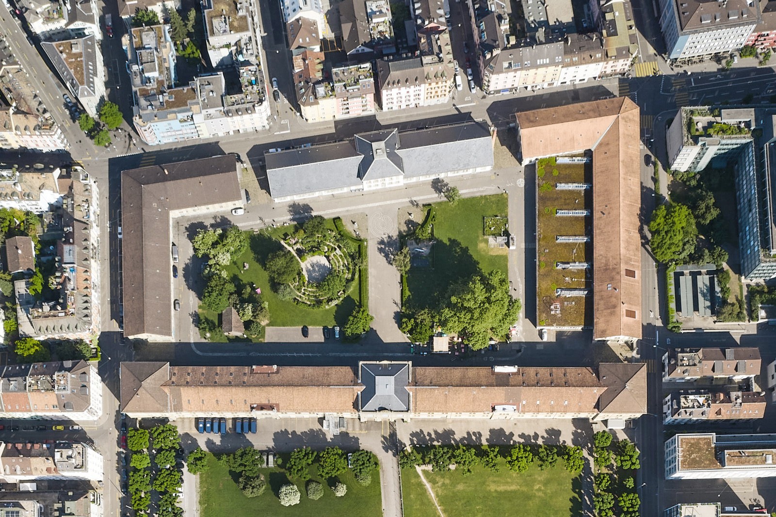 Luftaufnahme der Zeughäuser im Kasernenareal.