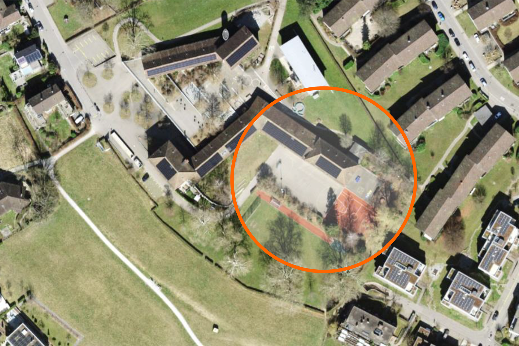 Luftaufnahme der Schulanlage Langmatt in Zürich-Witikon