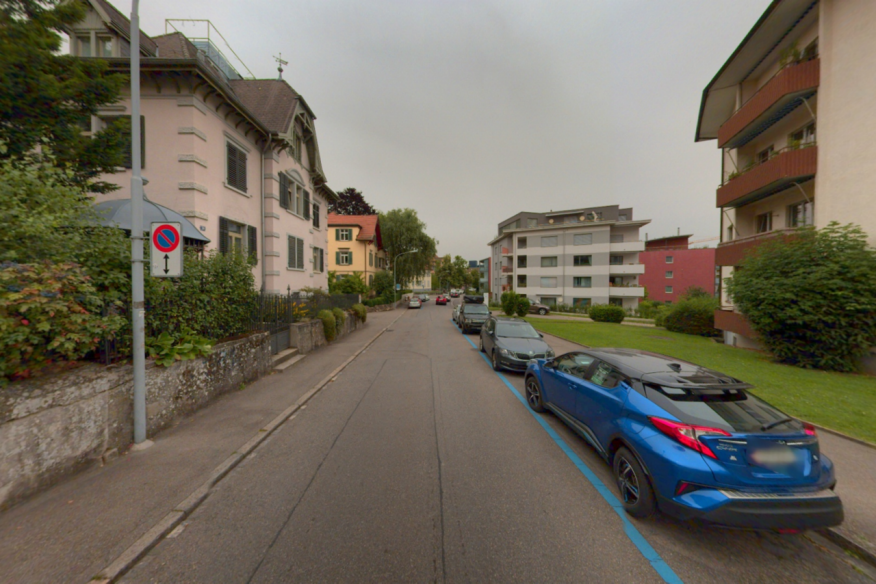 Fotografie Strassenfahrbahn mit Blaue-Zone-Parkplätzen
