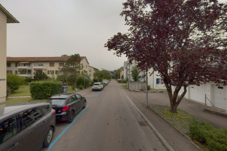 Fotografie Strassenfahrbahn mit Blaue-Zone-Parkplätzen