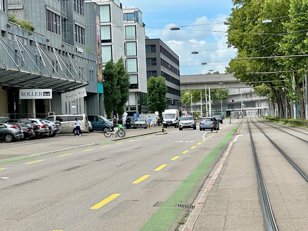 Die Hardturmstrasse im Juni 2025, mit dem Tramtrassee und Velostreifen