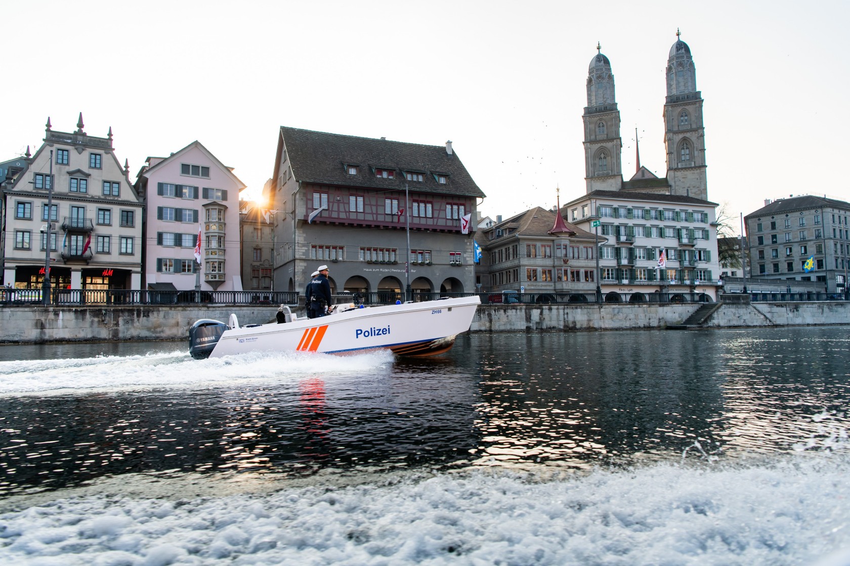 Polizeiboot auf Limmat mit dem Grossmünster im Hintergrund