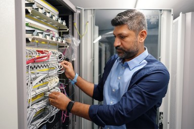 ICT-Fachspezialist bei der Arbeit an einem Server