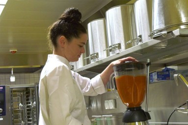 Köchin in Ausbildung beim Pürieren
