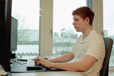 Ein Kaufmann in Ausbildung am Computer